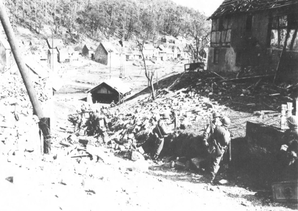 Reipertswiller. Après la bataille, une équipe de mortier de 60mm continue sa route vers l'Allemagne